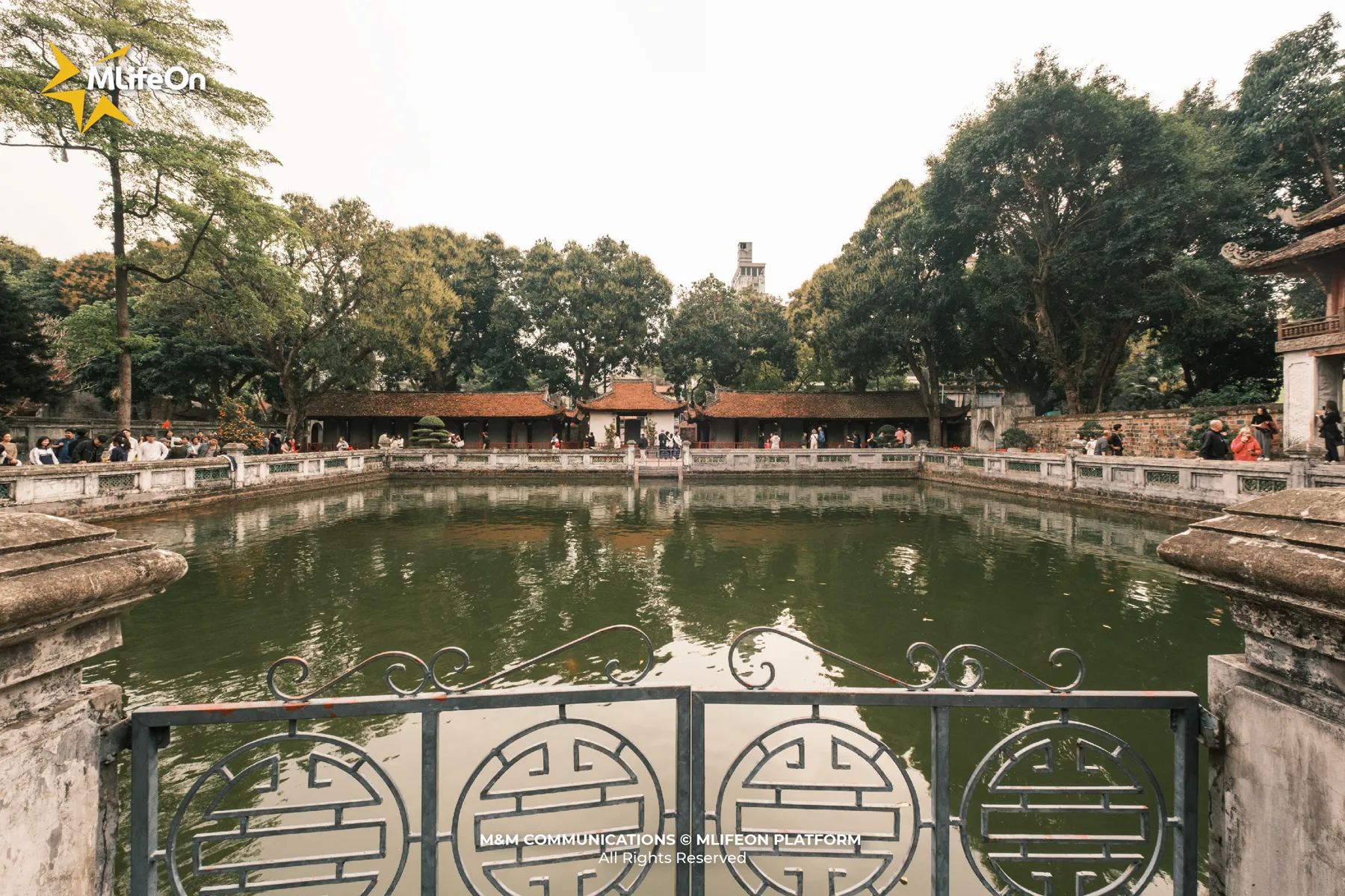 Hồ Văn tĩnh lặng trong buổi sớm, không gian mở đầu hành trình trở về nguồn cội đạo học Việt.