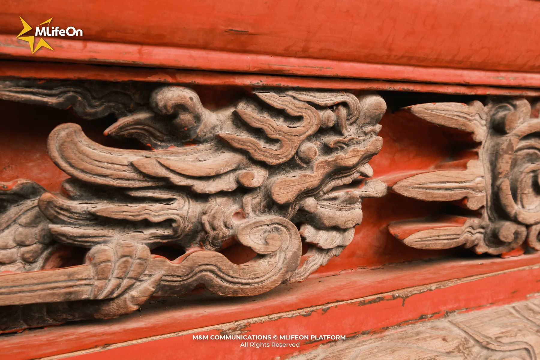 Những đường chạm rồng, mây tượng trưng cho sự cao quý, là minh chứng cho trình độ thủ công tinh xảo của nghệ nhân xưa.