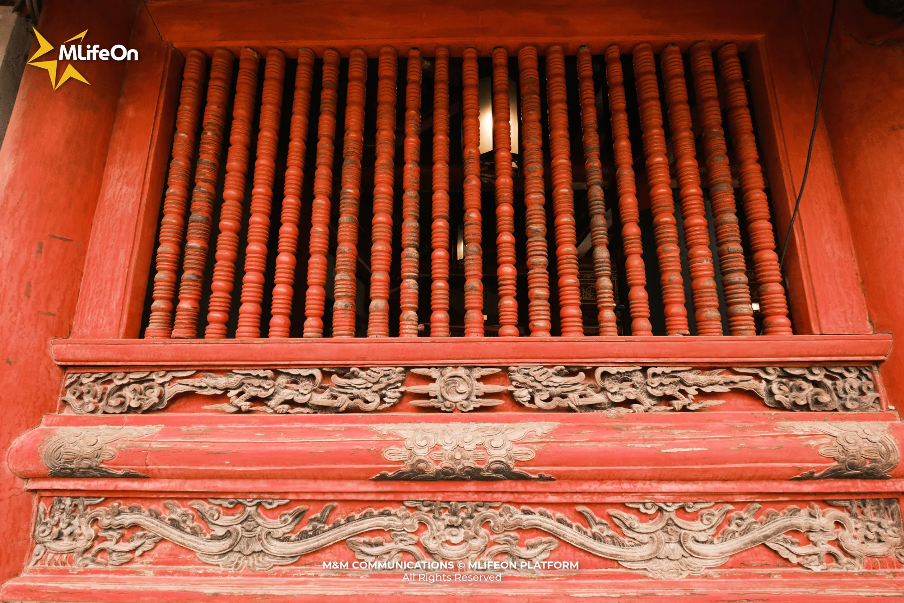 Những hàng song gỗ đỏ, điểm nhấn quen thuộc trong kiến trúc Văn Miếu.