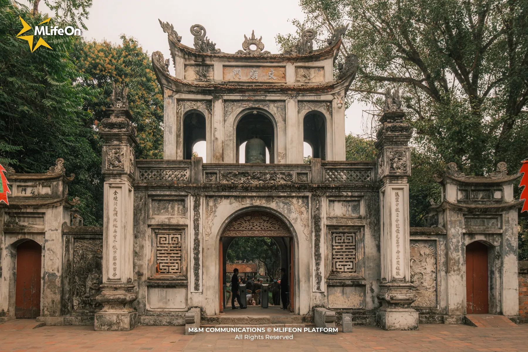 Cổng Đại Trung Môn, biểu tượng của sự vững bền, nơi những giá trị văn hóa Việt được gìn giữ và lan tỏa qua nhiều thế hệ.